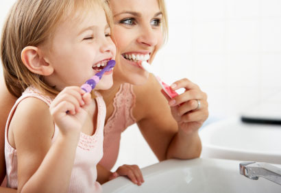 maman-enfant-brosse-les-dents-apprendre-dentiste-gatineau-ottawa-hull-aylmer