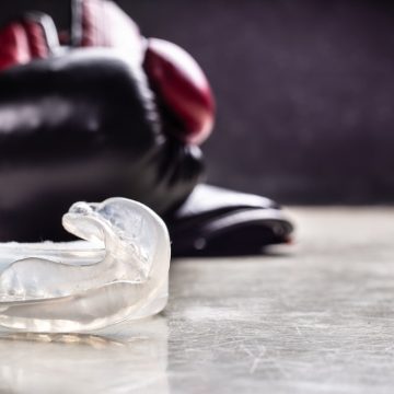 Un protecteur buccal pour sportif avec des gants de boxe